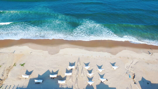 海边度假沙滩游客俯拍大海阳光沙滩唯美海滩