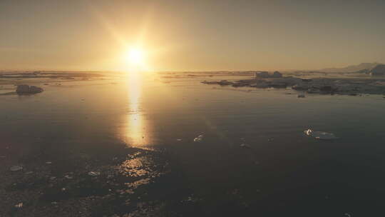 飞越海洋。日落之光。南极洲。