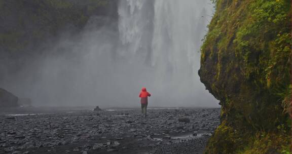 徒步旅行者走向瀑布