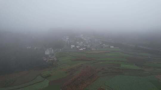 大雾中的山村