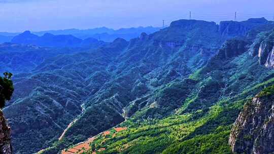 太行山上的风景峭壁草甸一览众山小