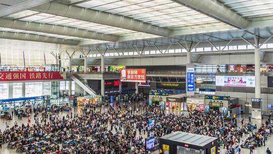 京沪高铁上海虹桥站候车室流动的人群