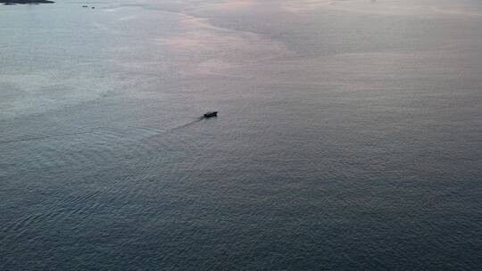 清晨海上船只小船渔船海面湖面一只孤独的船