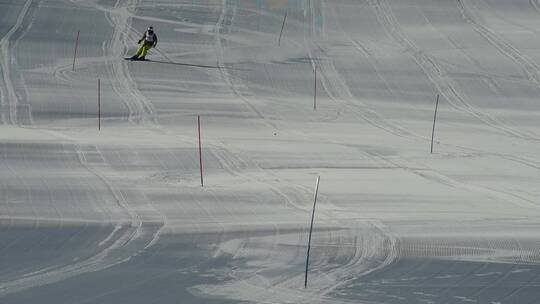 航拍滑雪场广角滑雪者从山顶滑下俯拍视角