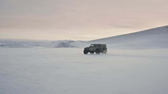 航拍汽车在雪山冰原上行驶河流公路日出极地