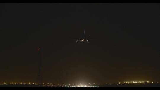 夜晚飞机降落在机场亮灯跑道 大兴机场