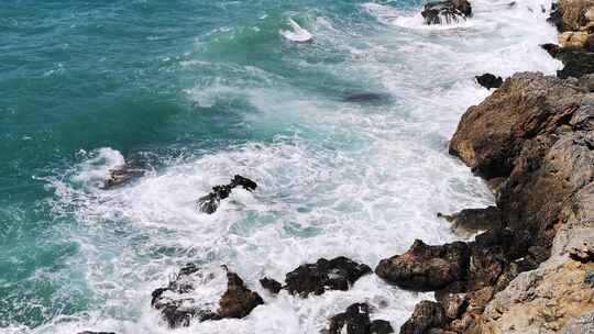 海浪冲击礁石海边