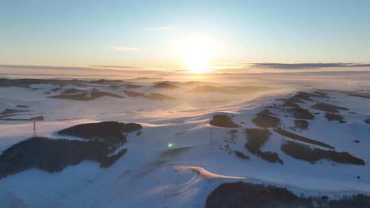 雪后山地灿烂夕阳的壮阔景观