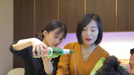 往荷叶中倒酒并喝掉