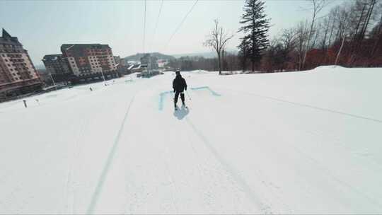 航拍运动员自由式滑雪