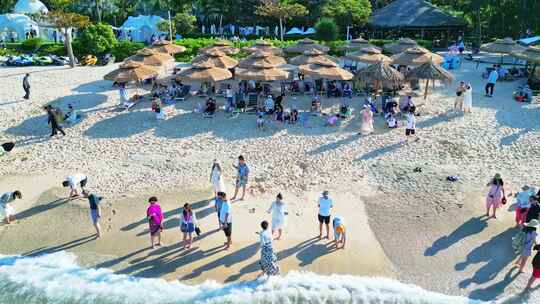 海南三亚蜈支洲岛海岸线上沙滩海浪与游客