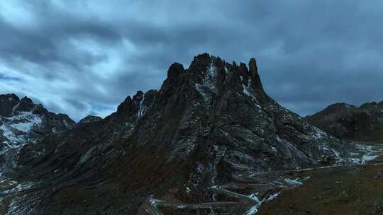 高山湖泊间蜿蜒道路的自然风光