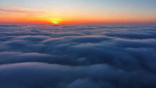 高空俯瞰壮丽云海日出景观