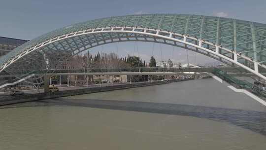横跨河流上的玻璃桥