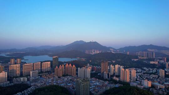 夕阳照耀城市建筑高楼深圳水库