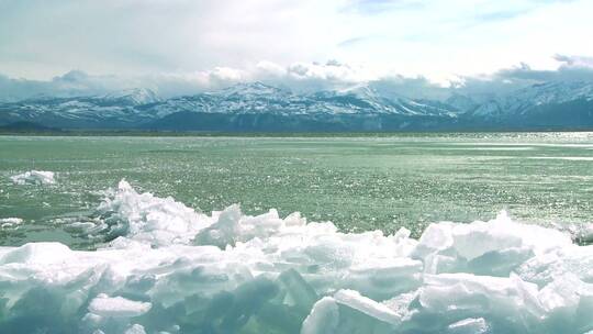 山湖岸边结冰的景观