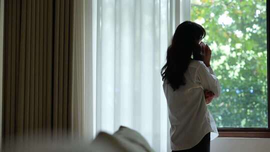 女子打电话背影