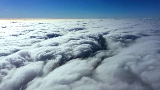 高空俯瞰云海蓝天