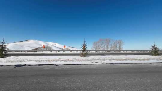 第一视角开车行驶在雪后公路 车窗外雪景