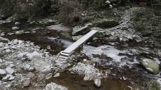 冬季小桥流水下雪