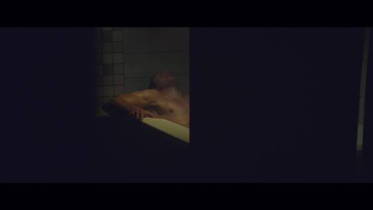 男人在浴室冰浴视频素材模板下载