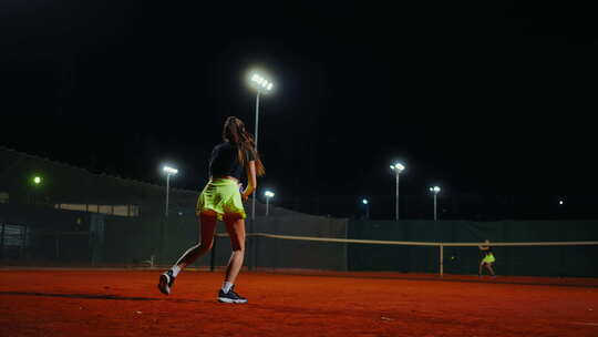 职业球员在户外球场的网球训练在女子运动员