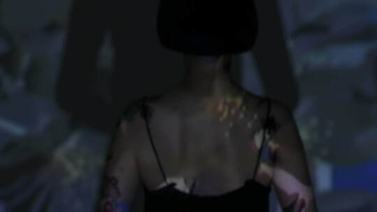 女性背部投影视频素材模板下载
