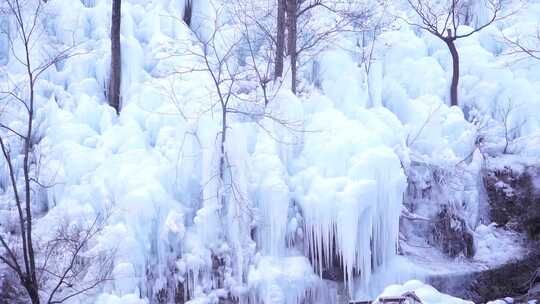 山间冰瀑与平静湖水景观