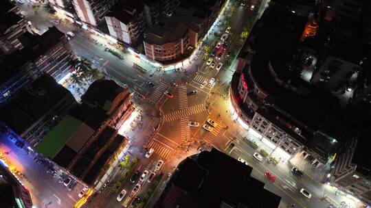 夜晚十字路口车流晚上城市路口交通航拍车辆