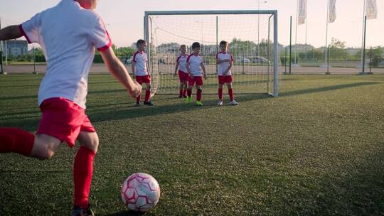 踢足球的孩子们视频素材模板下载