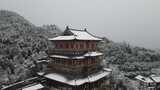 航拍杭州径山寺中式古建筑寺庙山顶森林雪景高清在线视频素材下载