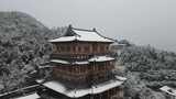 航拍杭州径山寺中式古建筑寺庙山顶森林雪景高清在线视频素材下载