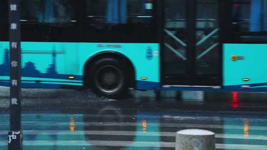 西安大雨路面积水