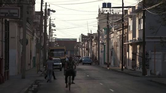 古巴西恩富戈斯街道黄昏地拍