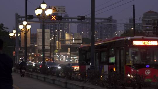 广州荔湾区沙面岛人民桥车水马龙夜景视频素材模板下载