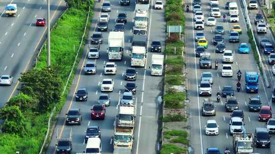 无人驾驶飞机捕捉高速公路道路交通堵塞。