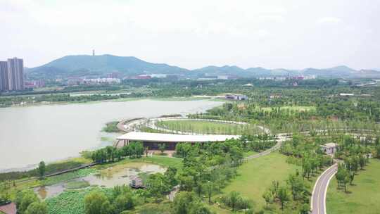 武汉江夏中央大公园湖边绿地自然风光全景