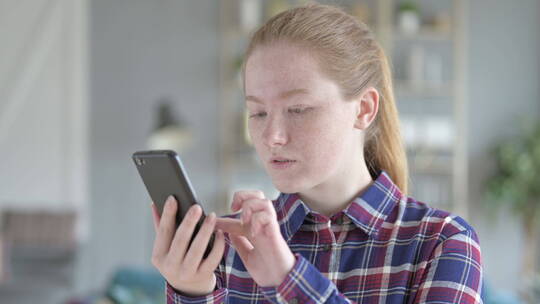 年轻女子使用智能手机表情震惊视频素材模板下载