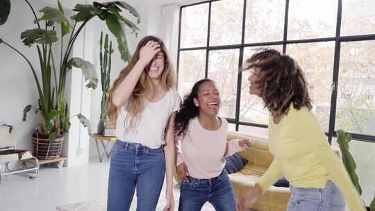 一群年轻的朋友在家里跳舞快乐的三重奏多种