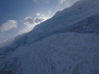 fpv穿越机航拍冬季阿尼玛卿山冰川雪山