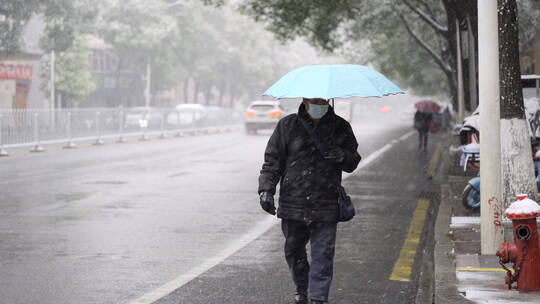 下雪天走在马路上的大爷视频素材模板下载