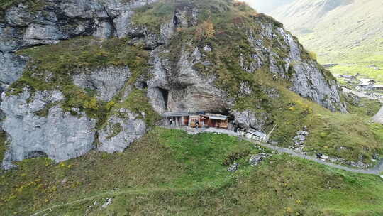 瑞士阿尔卑斯山和村庄的空中视频，来自瑞士克劳森帕斯