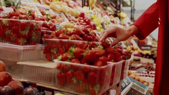 超市挑选草莓视频素材模板下载