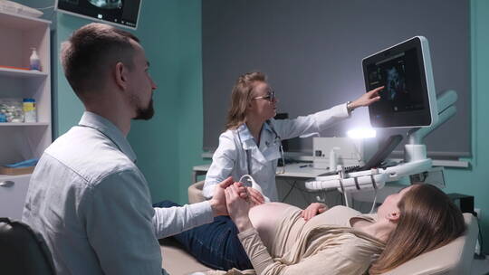 妇科医生为孕妇做孕检视频素材模板下载
