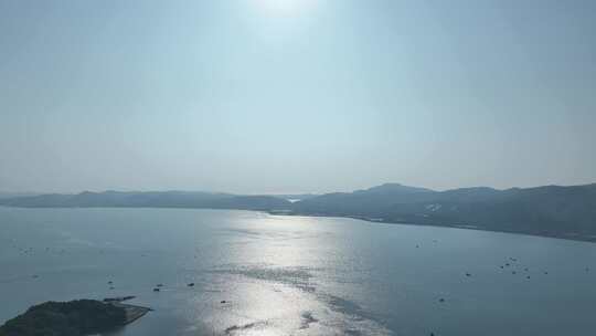 大海航拍海面阳光水面逆光飞行海岸线山脉