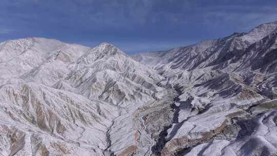 航拍大柴旦雪山温泉祁连山雪峰连绵山脉山峰