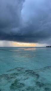 海上有暴风雨的天空，水中有一艘船