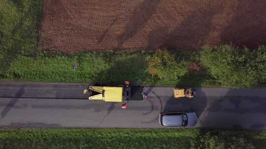 做道路工程的男人的俯视图