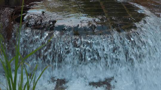 雨季流水特写视频地下涌出地下水