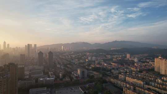 日出时分的城市高楼全景